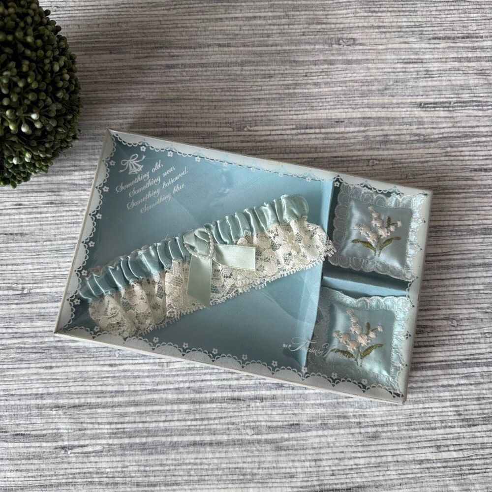 Vintage Treasure Masters Bridal Garter Set & Embroidered Sachet Pillows New in B